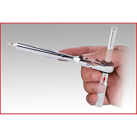 Eine Person hält einen Chrom-Knarrenschlüssel. Ein roter Pfeil zeigt die Drehrichtung an.